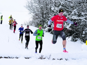 Die Teilnehmer des 2. Wintercrosslaufes in Kramsach nahmen spielend jede Hürde. Im Bild mit der Startnummer 159 der Sieger der 6 km Distanz, Albin Schwarz vom LG Telfs.