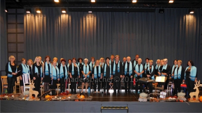 Chorkreis Kundl mit Chorleiter Martin Spöck beim Konzert im Kundler Gemeindesaal