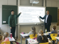 Direktor Mario Niederklapfer und Bgm. Fritz Brandner vor der modernen Tafel – der Computerbildschirm wird mittels Beamer auf die Tafel übertragen.