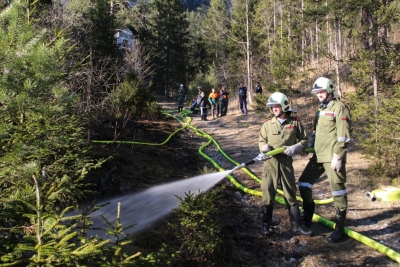 ANGERBERG: Waldbrand in unwegsamen Gelände