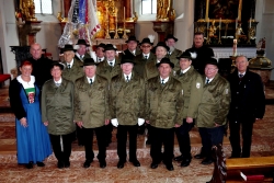 „Kameradschaft Brixlegg“ am Heldengedenktag in der Pfarrkirche mit Obmann Josef Penninger (1. Reihe 3.v.l.) Mit im Bild GR Christine Sigl, Pfarrer Josef Wörter, Bgm Ing. Rudolf Puecher, Vize-Bgm Johann Mittner