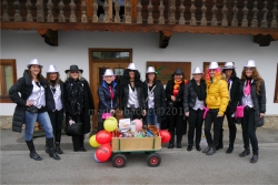 Diese Frauen um Helene Astner (Bildmitte) ließen den Kundler Weiberfasching wieder aufleben 