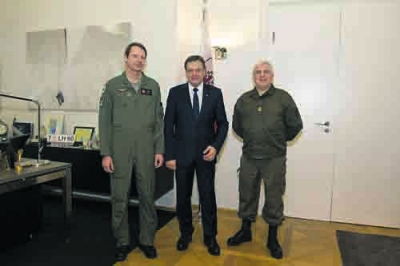 Wolfgang Mair, LH Günther Platter und Tirols Militärkommandant Herbert Bauer beim Besuch im Landhaus. 