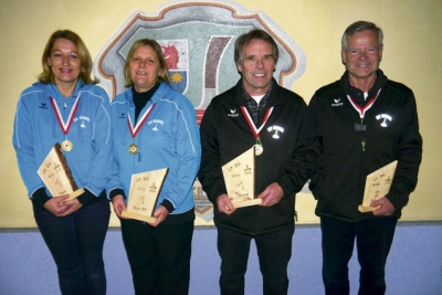 Erfolgreiche Stocksportler des EV Kundl, v.l.: Silvia Margreiter (Landessiegerin-Damen), Oswalda Raimbault (Landessiegerin Damen 50+), Alois Margreiter (Landessieger Senioren) und Klaus Kurz (2. Platz Senioren). 