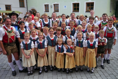 Großer Erfolg beim Dorfabend für die „Volkstanzgruppe Breitenbach“ mit Nachwuchsbetreuer Günther Ingruber (links im Bild) und Obmann Michael Ingruber (rechts im Bild)