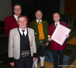 Gold mit Auszeichnung erreichte die Stadtmusikkapelle Rattenberg/Radfeld mit Kpm Gerhard Guggenbichler (rechts), Gratulanten: Josef Pfandler, dahinter Otto Hauser, beide vom Musikbund Rattenberg/Umgebung sowie Lkpm-Stv Rudolf Pascher