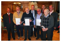 25 Jahre Mitglied beim PVÖ-Brandenberg: Adolf Lengauer, Rupert und Helmut Rupprechter und Josef Ampferer. Dahinter die Gratulanten: Bez-Vorsitzender Johannes Lanner, Lds-Vorsitzender Herbert Striegl, Bgm Hannes Neuhauser, Vorsitzender PVÖ-Brandenberg Peter Lanzinger