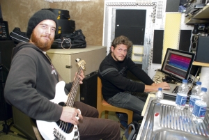 V.l.: Bassist Jeremy Lentner und Sänger/Schlagzeuger Paul Henzinger tüfteln in ihrem Heimstudio an neuem Material. 