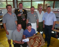 Sieger des Wuzzlerturnier’s im Rahmen des Kundler Feuerwehrfestes: „FF-Kundl-Oldtimer“ mit (kniend) Roland Haaser, Patrick Klingler, (stehend) Martin Mayr, Erich Krail, Hannes Burkia, Gratulanten Christoph Huber und Vize-Bgm Michael Dessl