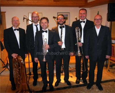 Hans Embacher (Tuba), Hannes Widmann (Schlagzeug/Gesang), Josef Außerlechner (Trompete/Gesang), Werner Prazeller (Klarinette/Gesang), Dietmar Götz (Posaune/Gesang), Hannes Stock (Piano)