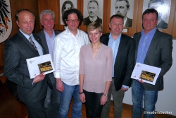 Hofrat Dr. Flatscher (Wohnbauförderung Tirol), Vize-Bgm Ing. Albert Margreiter, Roland Gruber (Nonconform Architektur), Christina Steininger (Nonconform Architektur), Vize-Bgm Michael Dessl, Bgm Anton Hoflacher