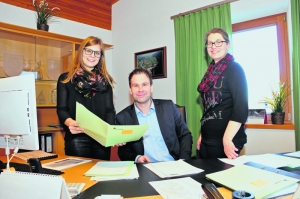 Bgm. Bernhard Freiberger mit seinen Mitarbeiterinnen im Stadtamt: Lydia Parzeller und Julia Moser.