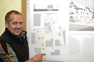 Bgm. Michael Huber mit dem Plan zur Vorplatzgestaltung im Stanser Ortszentrum. Kirchenvorplatz, Haus Nr. 61, Gemeindeamt und die Parkplätze bei der Gemeinde werden eingebunden.