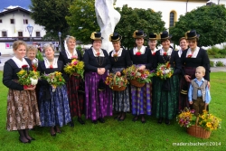 Kundler Bäuerinnen im traditionellen Kasettl