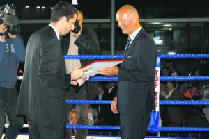Rainer Salzburegr übernahm die Ehrenpräsidentschaft des Tiroler Box-Verbandes.			          