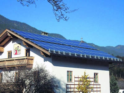 Soll sich, laut Pfarrgemeinderatsmitglied Sepp Kreidl, in spätestens 15 Jahren rechnen: die neue Photovoltaikanlage der Pfarre Kramsach.