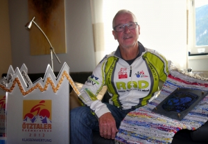 Erfolgreicher Senioren-Radsportler Walter Weinseisen aus Radfeld mit ein paar seiner Lieblingstrophäen auf die er mit Recht stolz ist
