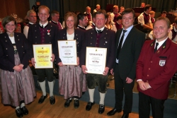 Obfrau Katharina Ellinger, Kapellmeister Christoph Adamski (25 Jahre Mitgliedschaft), Sandra Haas (Verdienstzeichen in GRÜN), Kpm-Stv Josef Ellinger (Verdienstzeichen in SILBER), Bgm Anton Hoflacher, Bez-Kpm Gerhard Guggenbichler