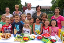 Klassenlehrer der 1b Gerhard Krigovszky (3.v.l.) und Dir. Barbara Steiner (4.v.l.) mit Müttern und Erstklasslern