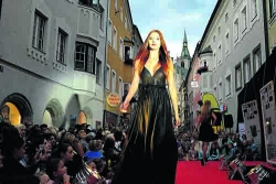 Bei der Red-Carpet-Show in Schwaz konnte man die Mode der Schwazer Boutiquen hautnah erleben. Mit dabei auch Markus Spatzier mit der „Manufaktur Herzblut“.