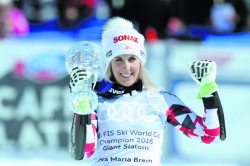 Die Münsterin Eva-Maria Brem freut sich über die kleine Kristallkugel im Riesentorlauf–Weltcup.