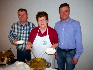 Ortsbäuerin Marianne Seebacher beim Suppenausschank an Vize-Bgm Michael Dessl und Bgm Anton Hoflacher