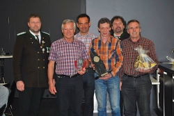 Siegerfoto: Gratulant OSM Dieter Achleitner, Klaus Kurz, Peter Marksteiner, Alois Margreiter (EV-Kundl), dahinter die Gratulanten Sportausschussobmann Dr. Stephan Bertel und Gerhard Edenstrasser