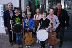 LMS-Leiter Gerhard Guggenbichler, Lukas, Julia, Veronica, Elisabeth, Felix, Simon, Obm-Förderverein Johann Mittner