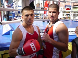 Azim Jabarkhil, talentierter Nachwuchsboxer des BC-Unterberger, mit seinem Trainer Oliver Abradovic aus Kundl, unmittelbar vor dem Kampf