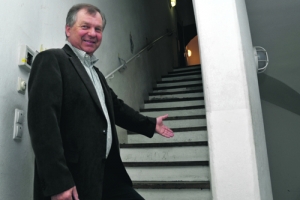 Bürgermeister Franz Wurzenrainer (ÖVP) beim Aufgang zur Arztpraxis. Behindertengerecht schaut anders aus...