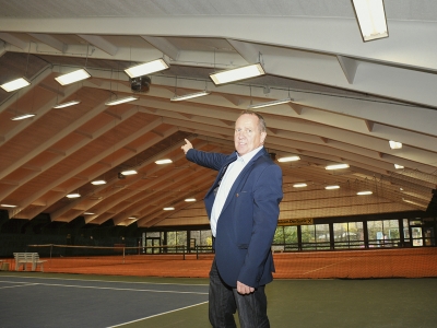 Bürgermeister Mike Huber (ÖVP) zeigt die neuen LED-Lampen in der gemeindeeigenen Tennishalle.