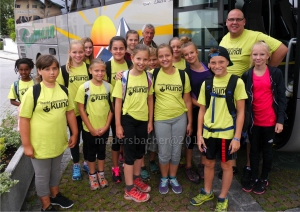 Jugendausschuss-Obmann Erwin Röck (rechts) unterwegs mit einer Gruppe Kinder zum Klettergarten Zauberwinkel
