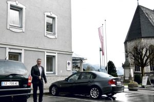 Bgm. Dietmar Wallner am Parkplatz vor dem Gemeindeamt: Es gibt wieder freie Parkplätze!
