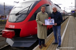 VVT-Geschäftsführer Jörg Angerer und Obmann vom Planungsverband Zillertal Bgm von Ried i.Z. Hansjörg Jäger, präsentieren auf dem Bahnhof Jenbach alle Neuerungen zum Fahrplanwechsel mit 14. Dezember